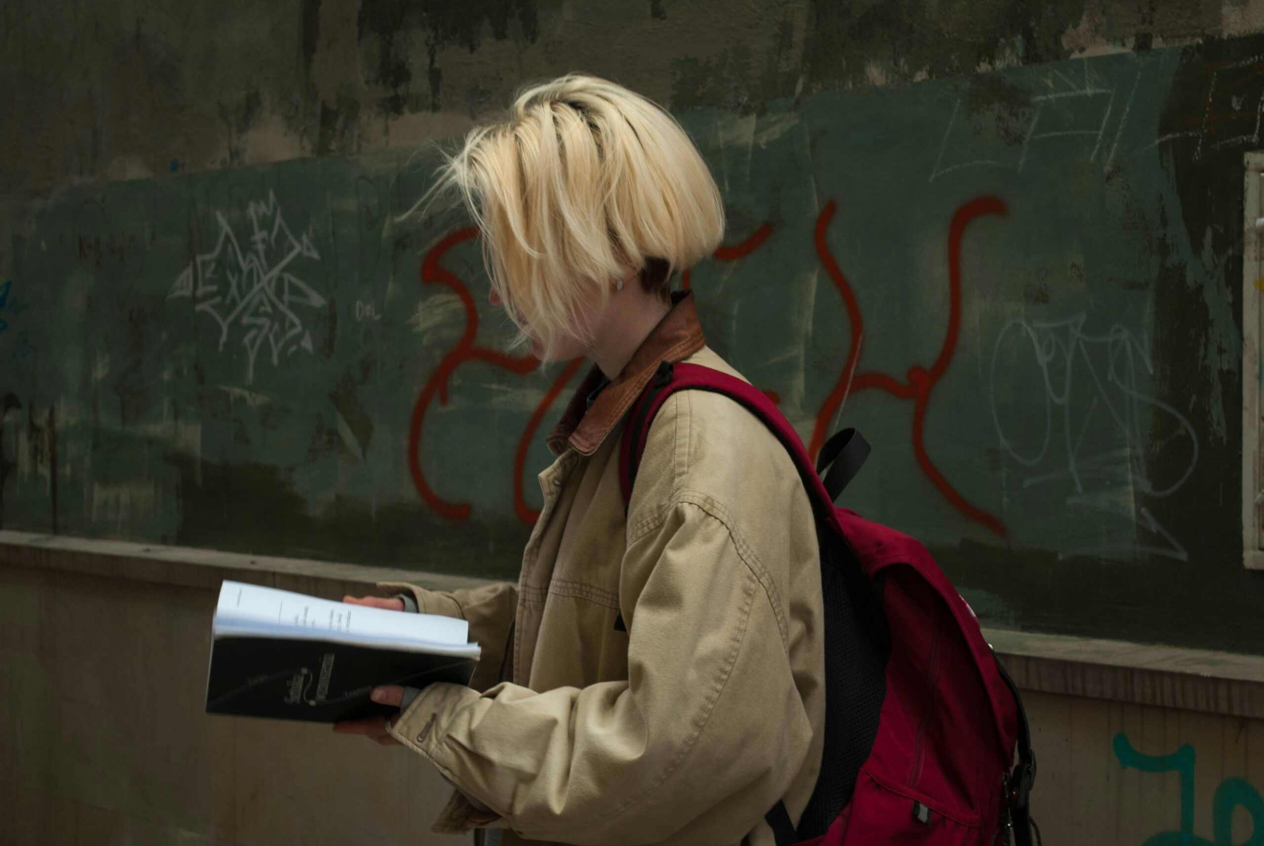 本を読みながら歩く人